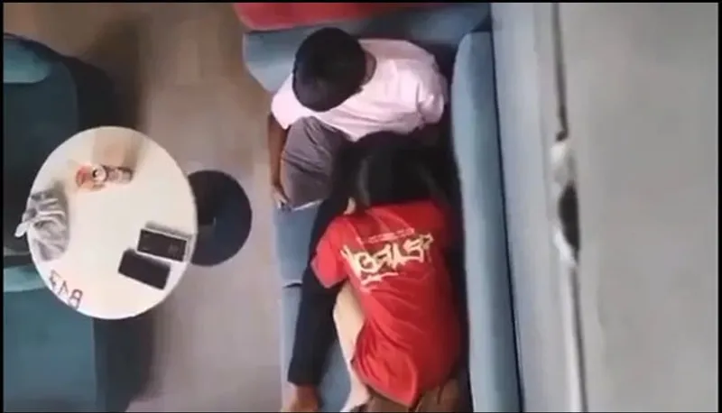 Quay lén cô bạn gái mút liếm cho em người yêu nơi công cộng