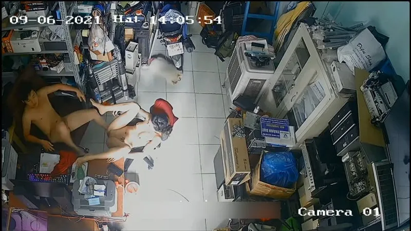 Vợ yêu ông xã nện nhau trong của của quý máy tính