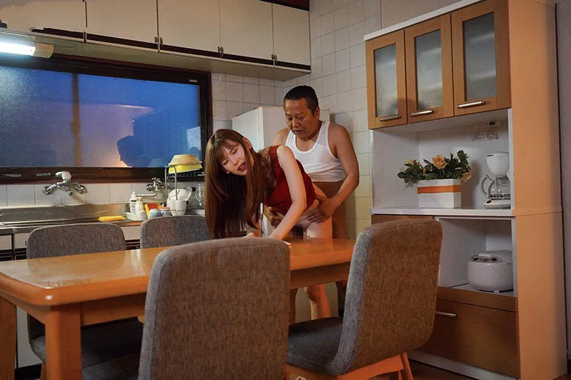 Cô bé bị người chồng mới của mẹ xoạc mỗi ngày, cho dù đã có người yêu