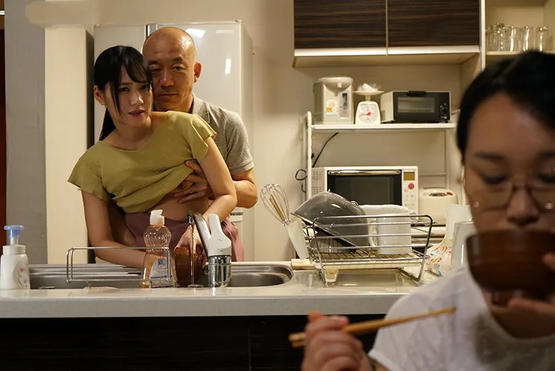 Anh xã phang con gái riêng của cô vợ khi biết vợ yêu không thể sinh con cho mình