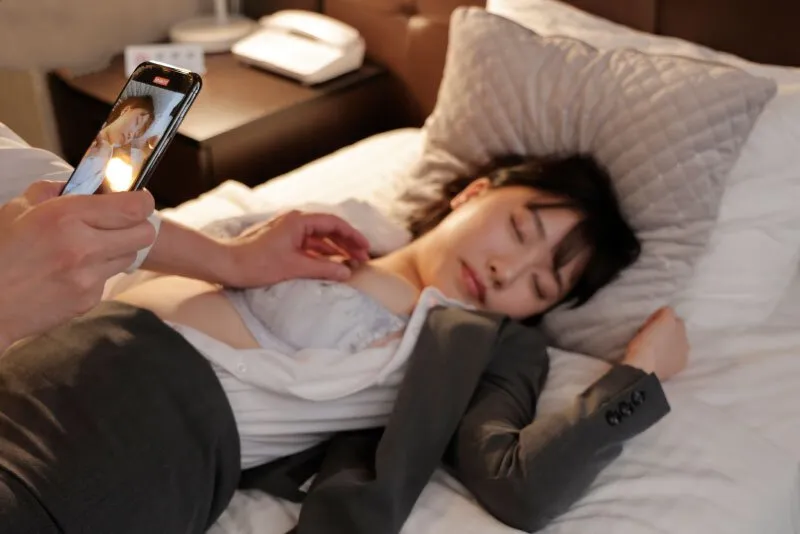 Chuyến công tác với kẻ trứ danh quấy rối ở công ty, cô gái bị chuốc thuốc ngủ