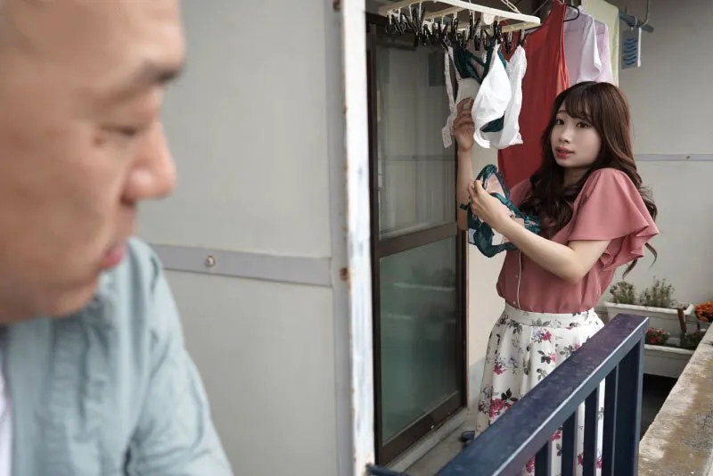 Gã cạnh bên nhà chuyên soi mói và cặp vợ ông chồng thường xuyên rên la quá to