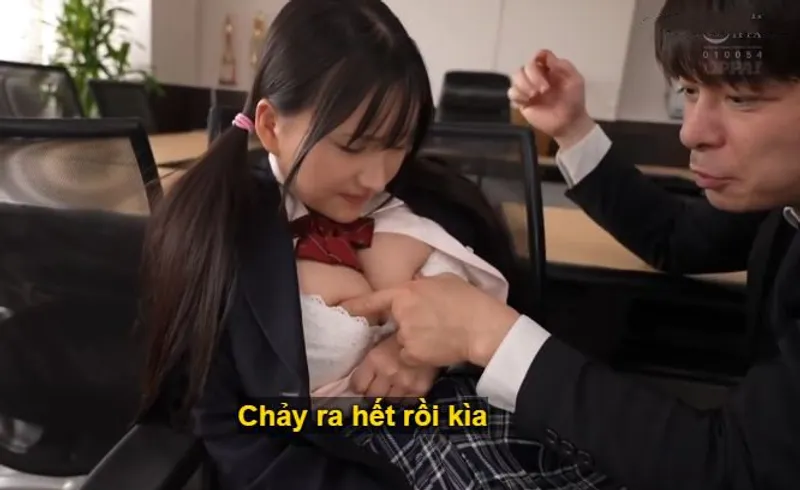 Trong suốt 3 năm, thầy giáo rèn luyện cô học trò ngực đẹp thành “hũ đựng tinh”