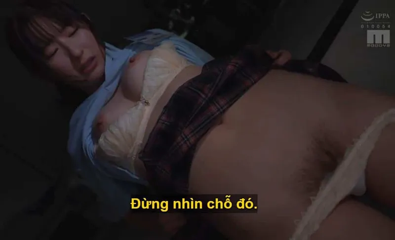 Người sếp trên lập mưu "yêu đương" cô nhân viên dưới quyền kiêu kỳ lười nhác, suốt ngày chỉ mải mê chat chit cùng bạn trai.
