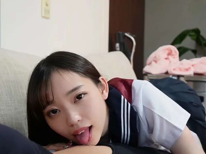 Nữ học sinh ngây thơ bị tên ba cóc chọc cục thịt giả vào lồn
